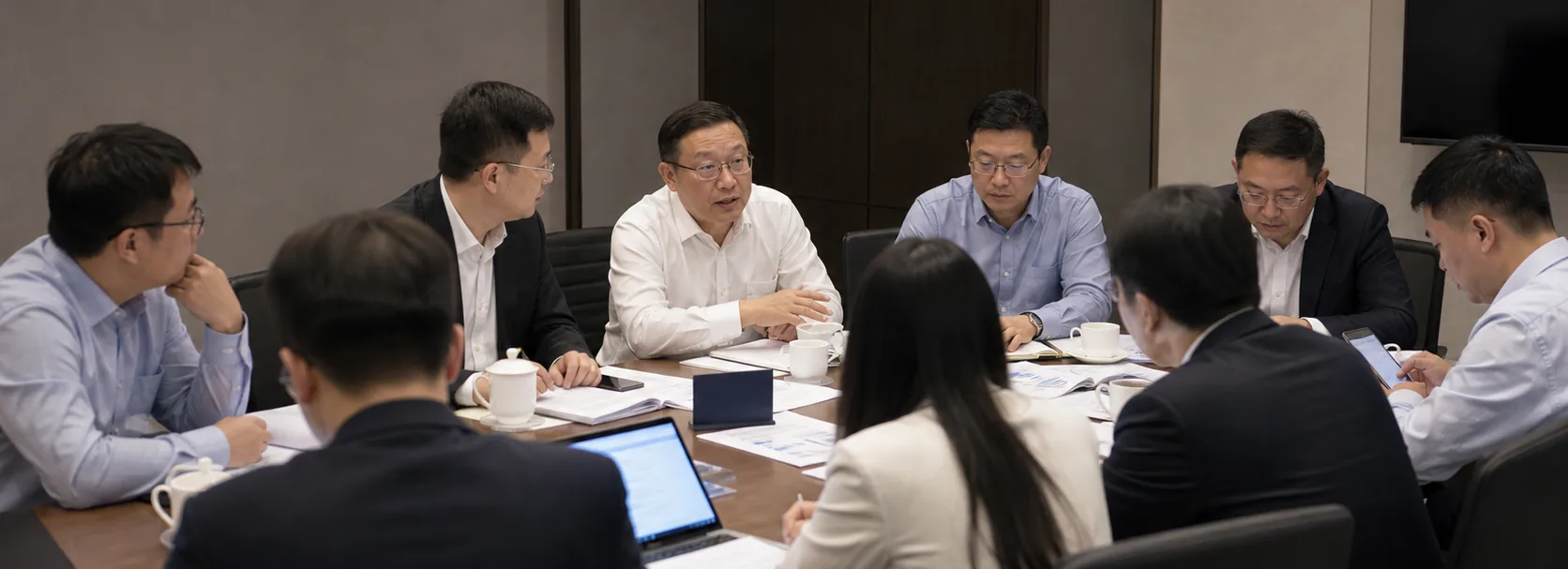 货轮驶入沿海产业港口